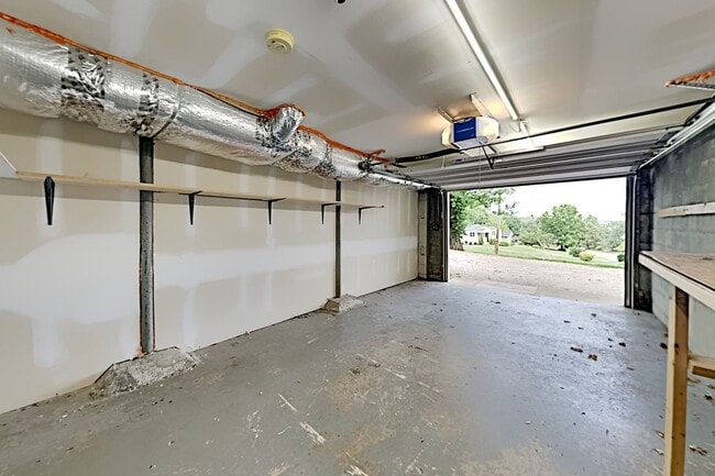 Building Photo - 534 Whispering Hills Dr