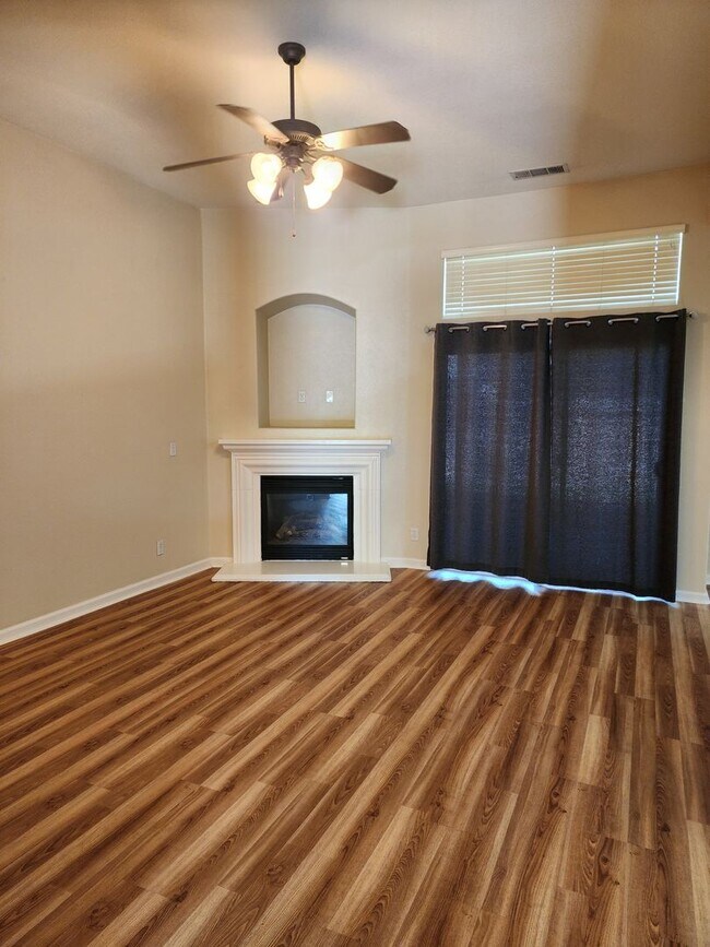 Building Photo - 4 bedroom 2 bathroom home Near Christofferson Pkwy Close to Walnut Elementary, Turlock Jr High Sc...