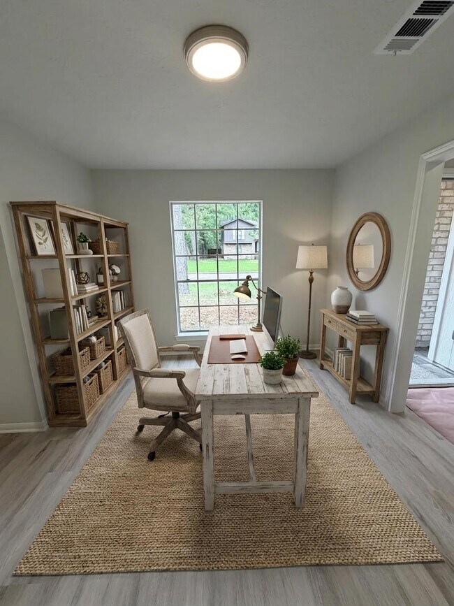 Building Photo - 2102 Lake Creek Dr