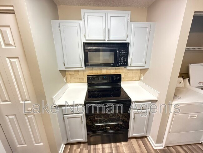 Building Photo - 8006 Maxwelton Dr
