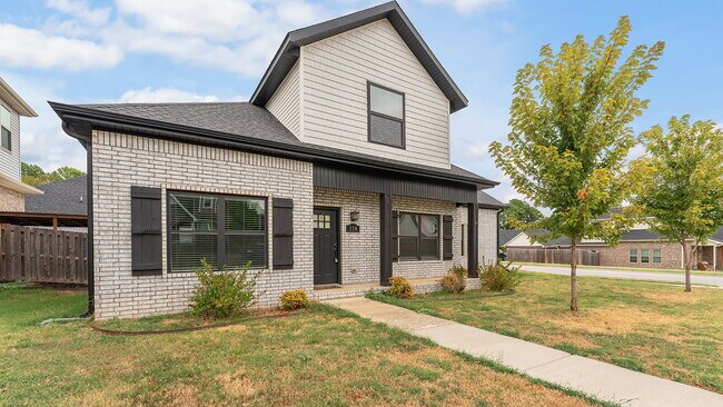 Building Photo - Welcoming Farmington Home Near Local Amenities