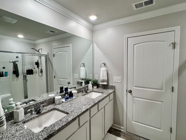 Building Photo - FOR LEASE: END UNIT TOWNHOME LOCATED IN LE...