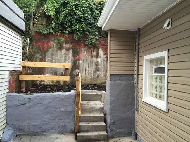 Building Photo - 3BR house in Southside Slopes