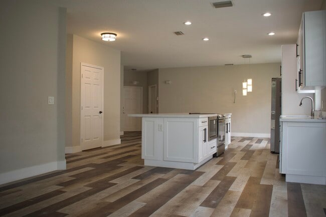 Building Photo - 4907 Pelican Manor