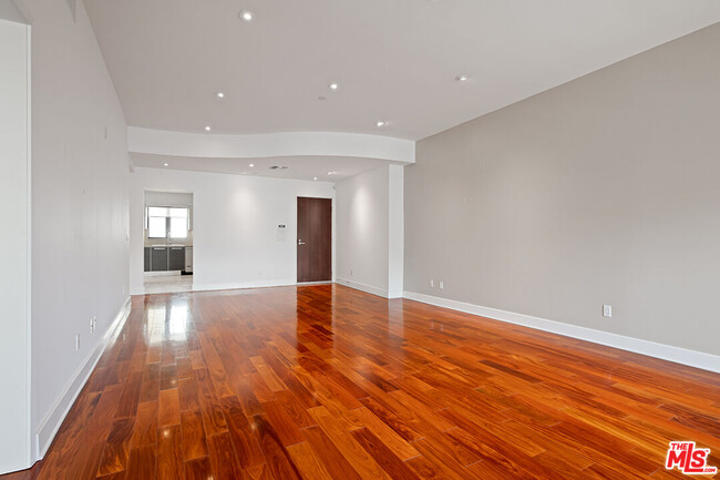 Building Photo - 8788 Shoreham Dr