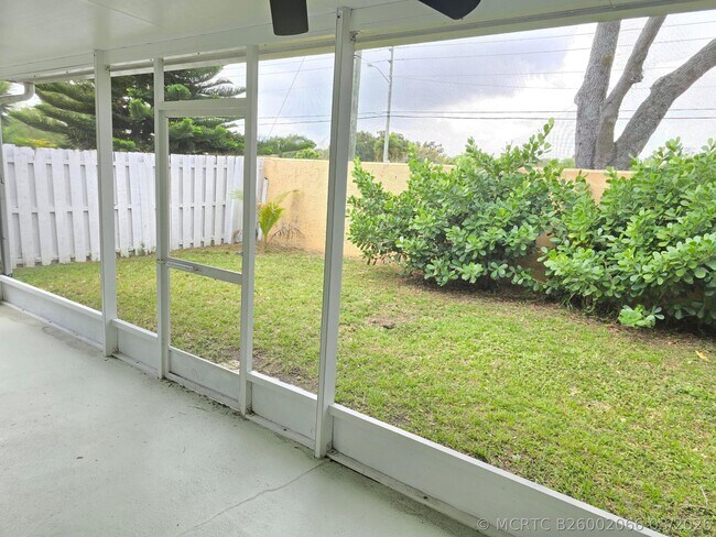Building Photo - 1041 Fairfax Cir W