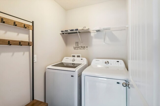 Building Photo - PENDING APPLICATION- Beautiful 4/2.5 Townh...
