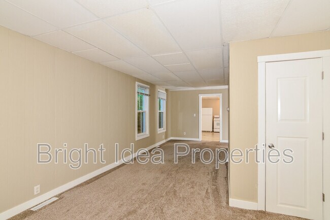 Building Photo - 454 Sherburne Ave