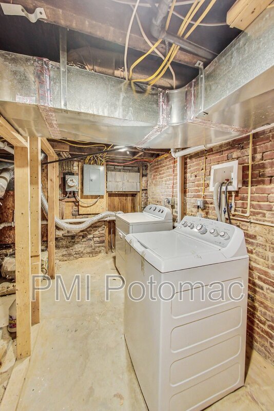 Building Photo - 834 N Stricker St