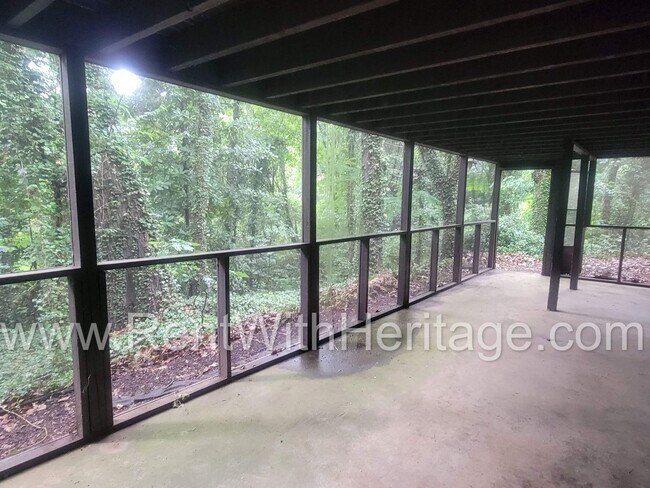 Building Photo - Charming Cabin Style Home on 1.3 Acres / F...
