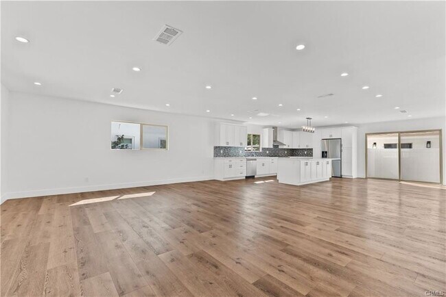 Building Photo - 7419 Gloria Ave