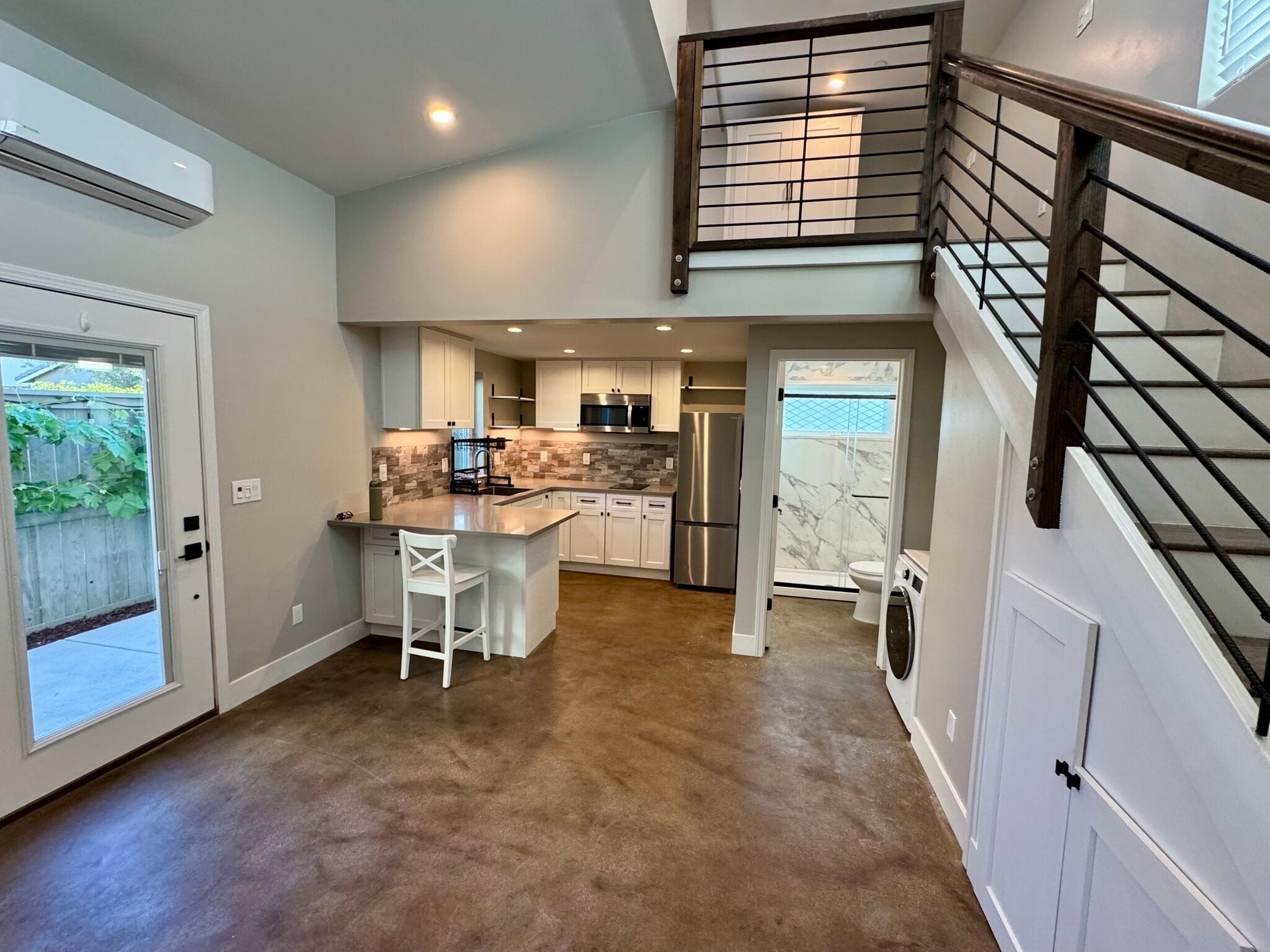 Building Photo - 2216 1/2 Motta St