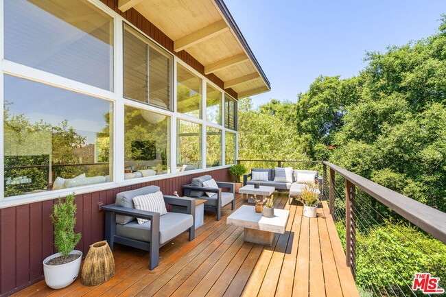 Building Photo - 19783 Valley View Dr