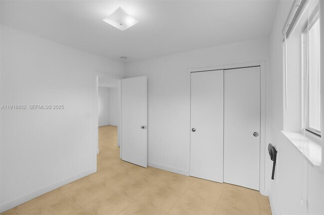 Building Photo - 932 Moffett St