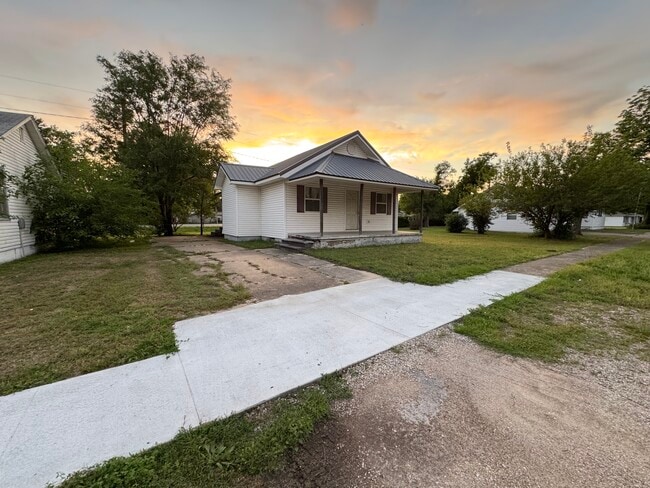 Driveway/Front View - 308 Stewart St