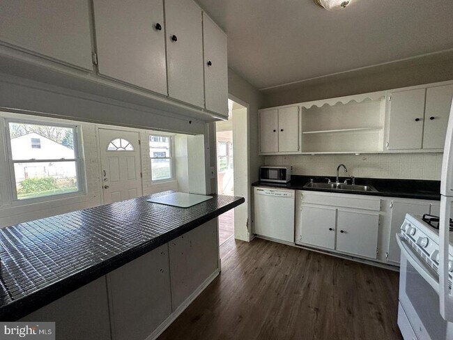 Building Photo - 2019 Leonard Rd