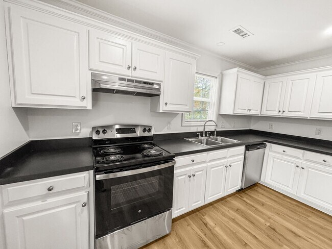 Building Photo - Newly Remodeled 3-BR, 2-Bath Home