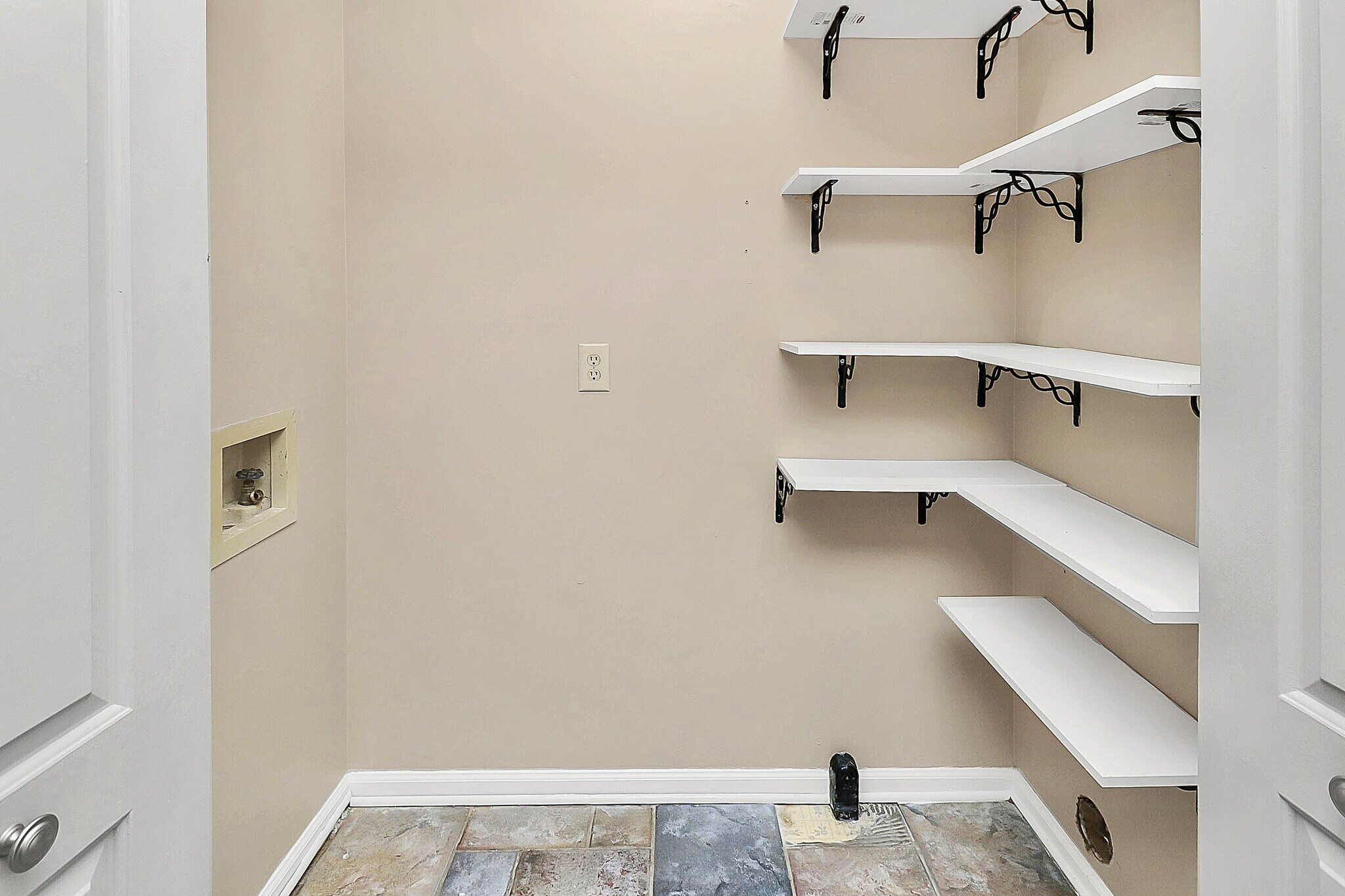 Building Photo - 9214 Kings Canyon Dr