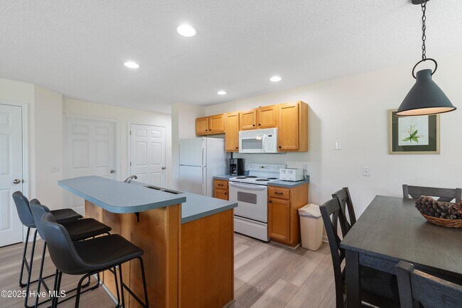 Building Photo - 3350 Club Villas Dr