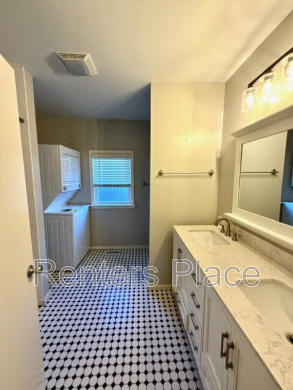 Building Photo - 1528 S St Louis Ave