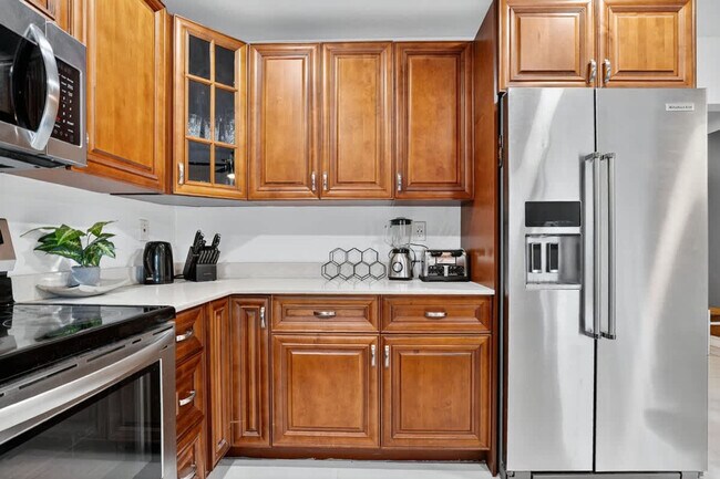 Building Photo - 5760 NE 18th Ave