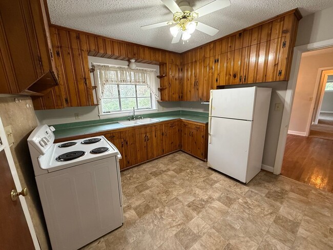 Building Photo - Great 3 bed 2 bath