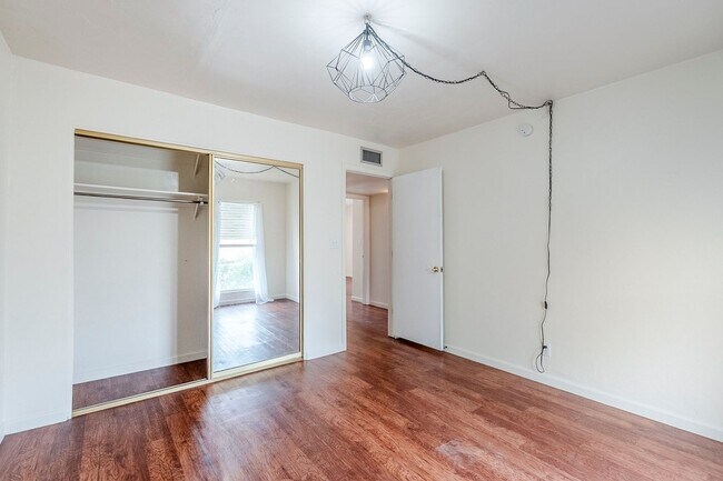 Building Photo - 3 Bed 2.5 Bath Pet-Friendly Retreat by The...