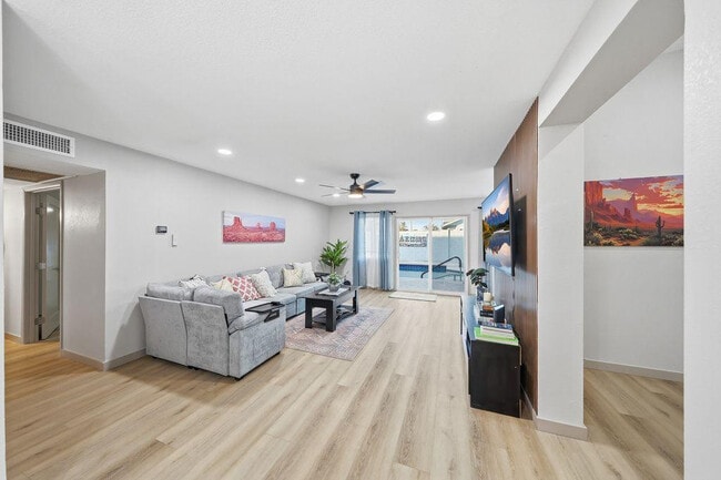 Building Photo - 7926 W Dahlia Dr