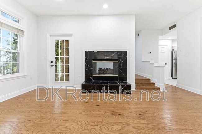 Building Photo - 220 Renaissance Pkwy NE