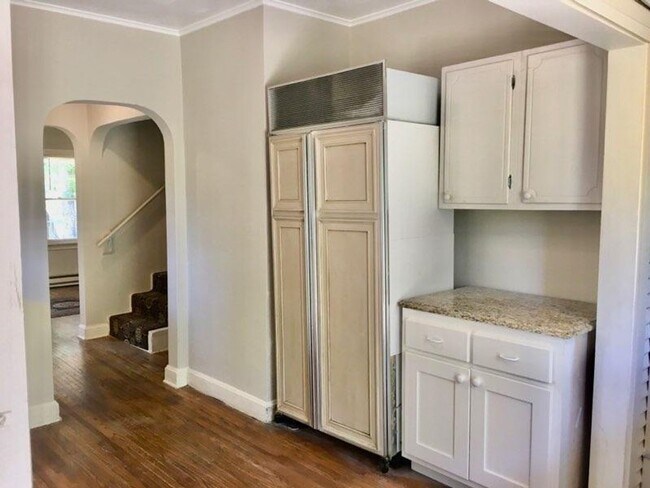 Building Photo - Charming 2 Bd Farmhouse on 1.12 Acres With...