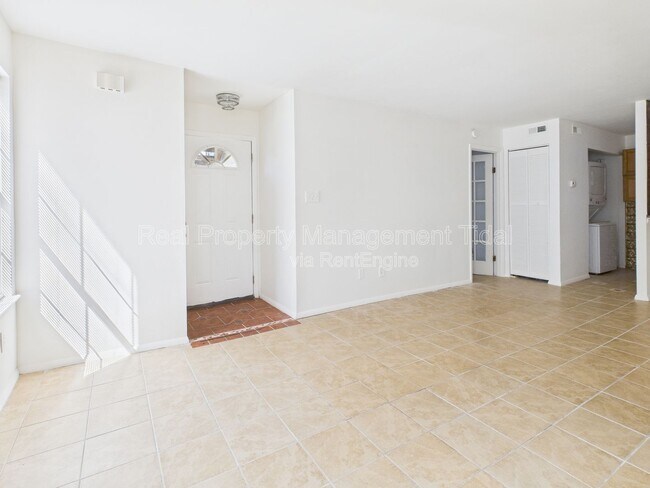 Building Photo - 513 Summit Ct