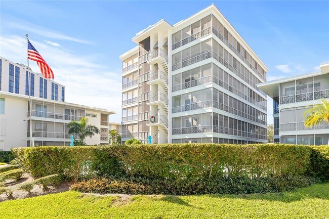 Primary Photo - 1012 N Shore Dr NE