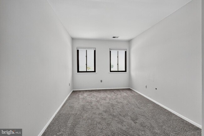 Building Photo - 1001 White Oak Rd