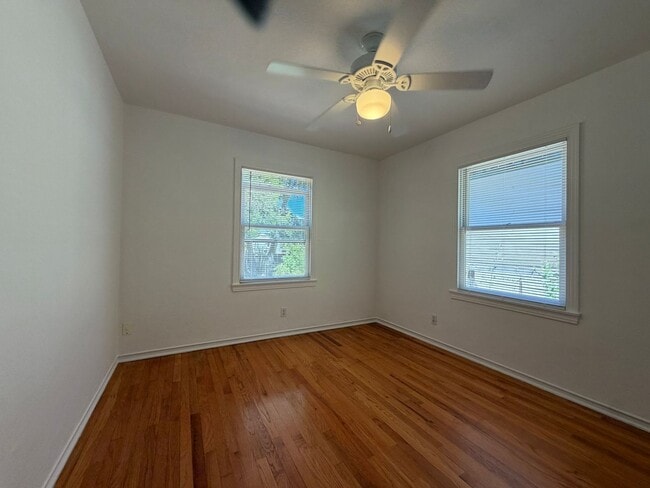 Building Photo - Cute home on large lot