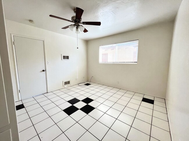 Building Photo - 1-bedroom apartment with vintage charm!