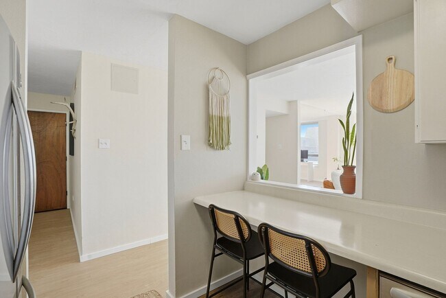 Building Photo - 35th Floor Downtown Denver Condo | 1 Bed | Private Balcony | Mountain Views