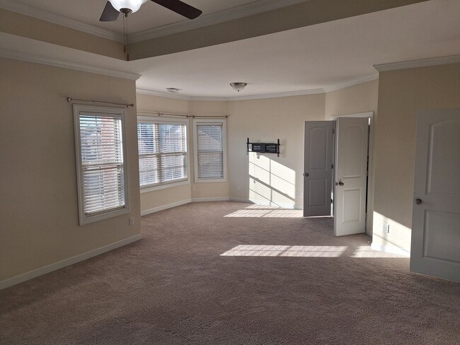 Building Photo - MARCH MOVE IN SPECIAL - $300 off FIRST FUL...