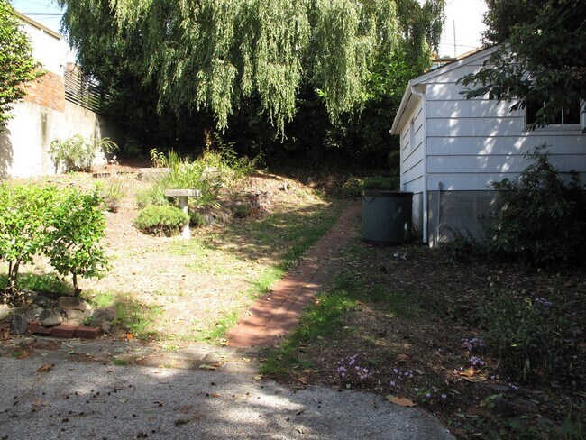 Building Photo - Spacious 3 Bedroom Craftsman Home In Queen...