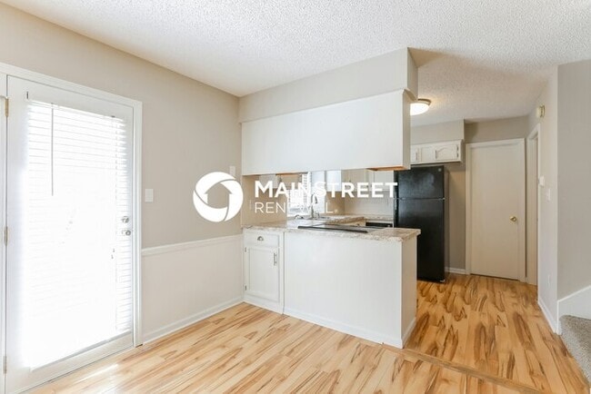 Building Photo - 3 Bedroom Pet-Friendly Home in LEES SUMMIT, MO with Main Street Renewal