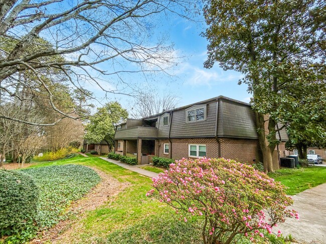 Building Photo - Druid Hills Hidden Gem!  2 Bed-2Bath, Hard...