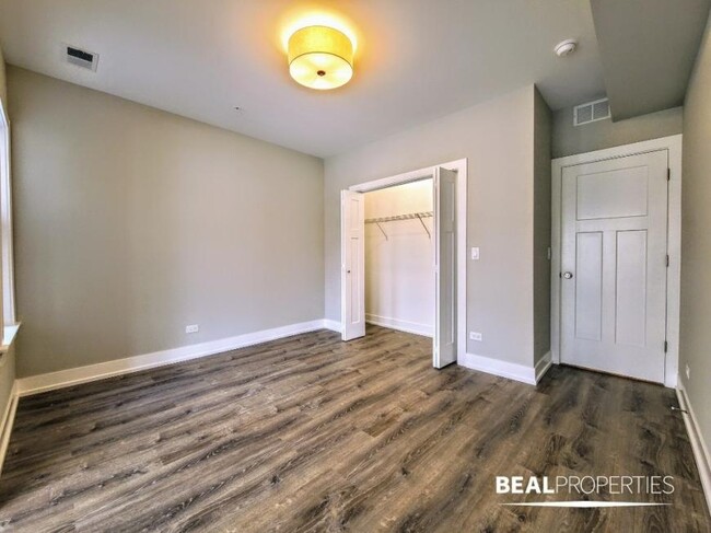 Building Photo - 3 bedroom in EVANSTON IL 60202