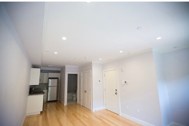 Building Photo - 296 Beacon St