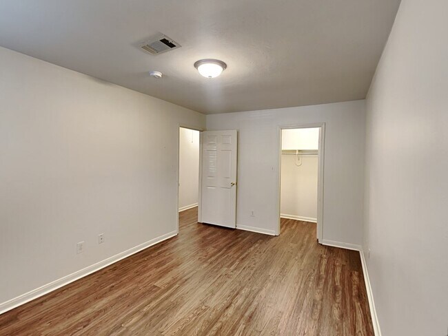 Building Photo - 31442 Camden Village Dr