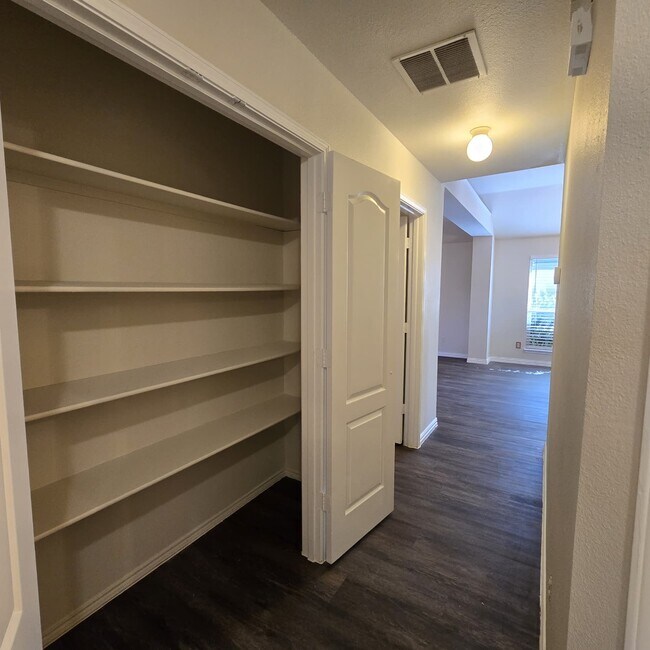 Building Photo - 10532 Braewood Dr