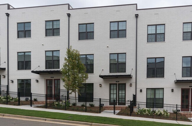 Building Photo - Immaculate, new 3BR/3.5BA townhome in The Maxwell community in Alpharetta GA.