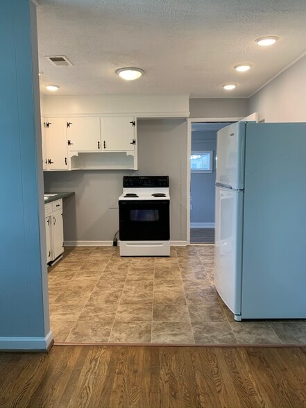 Kitchen - 406 2nd Ave W