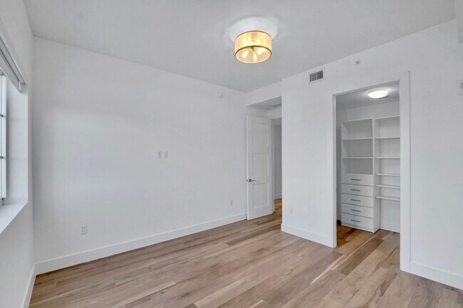 Building Photo - 155 E Boca Raton Rd