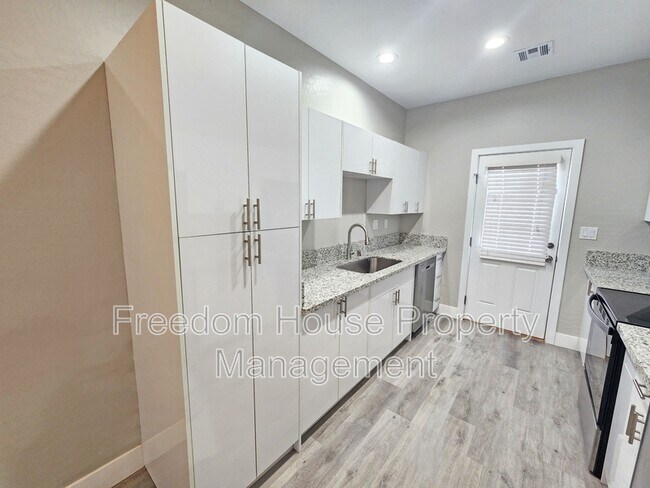 Building Photo - 1111 Sixshooter Ave