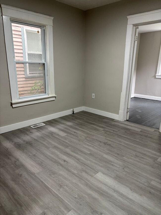 Building Photo - Section 8 & Eden Welcomed! 3 Bedroom home ...