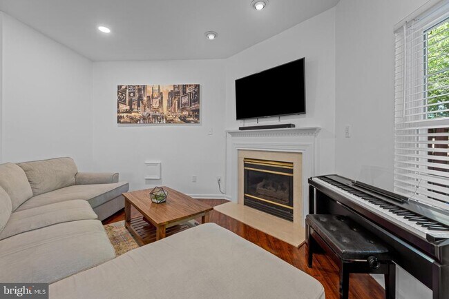 Building Photo - 21622 Monmouth Terrace